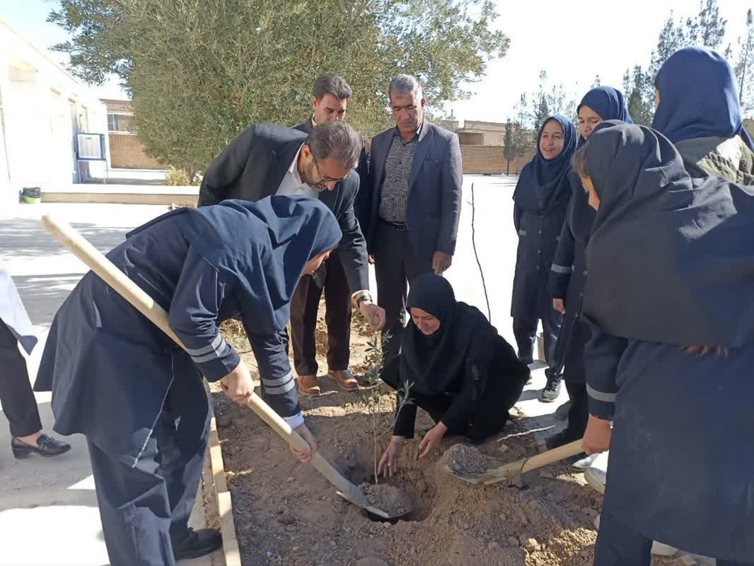 غرس نهال در مدرسه سمیه  شهرستان خاتم