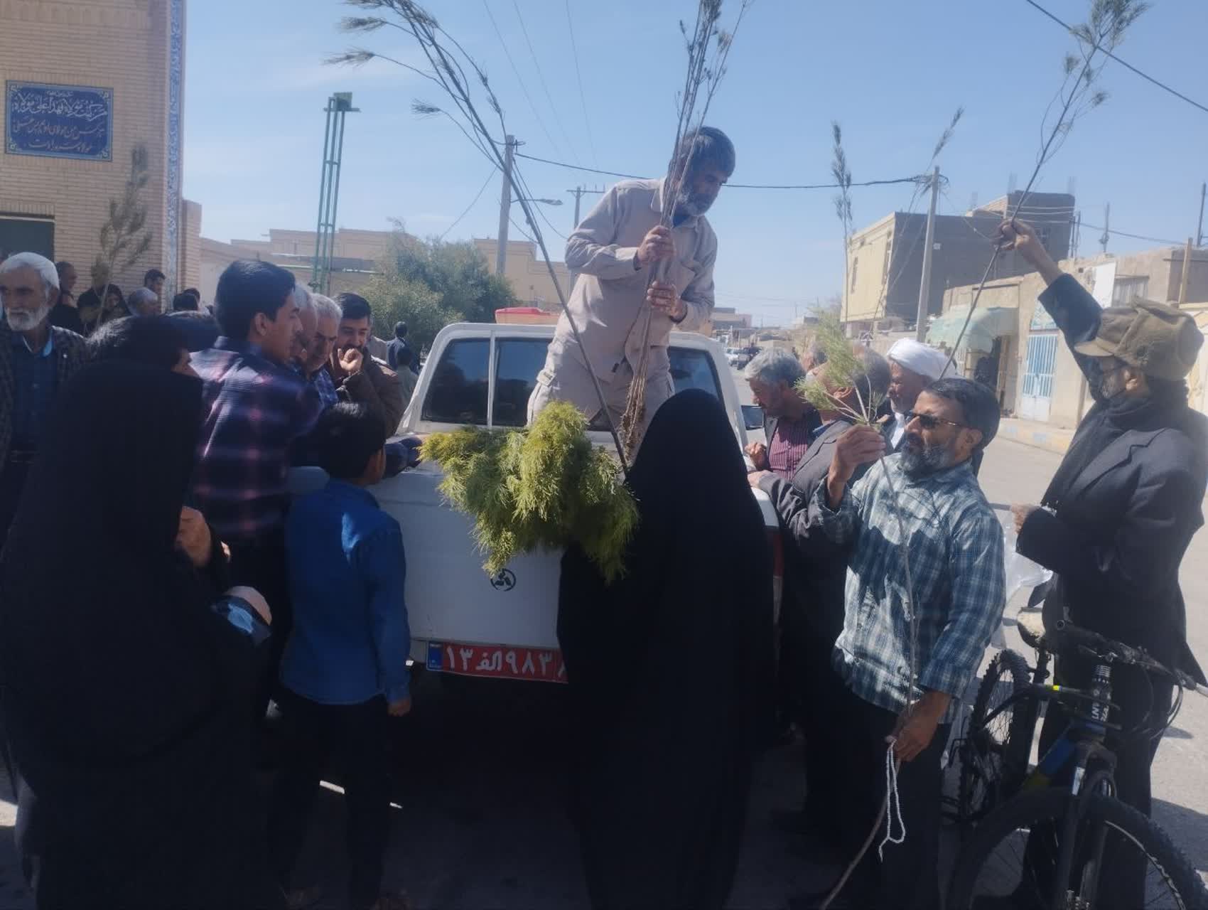 شرکت در نماز عبادی سیاسی جمعه و اهدای نهال به نمازگزاران روزه دار در سومین روز از هفته ی منابع طبیعی شهرستان هامون شرکت در نماز عبادی سیاسی جمعه و اهدای نهال به نمازگزاران روزه دار در سومین روز از هفته ی منابع طبیعی شهرستان هامون