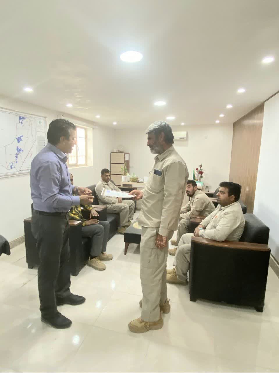 تقدیر و تشکر رئیس اداره منابع طبیعی و آبخیزداری از نیروی های حفاظتی شهرستان هامون تقدیر و تشکر رئیس اداره منابع طبیعی و آبخیزداری از نیروی های حفاظتی شهرستان هامون